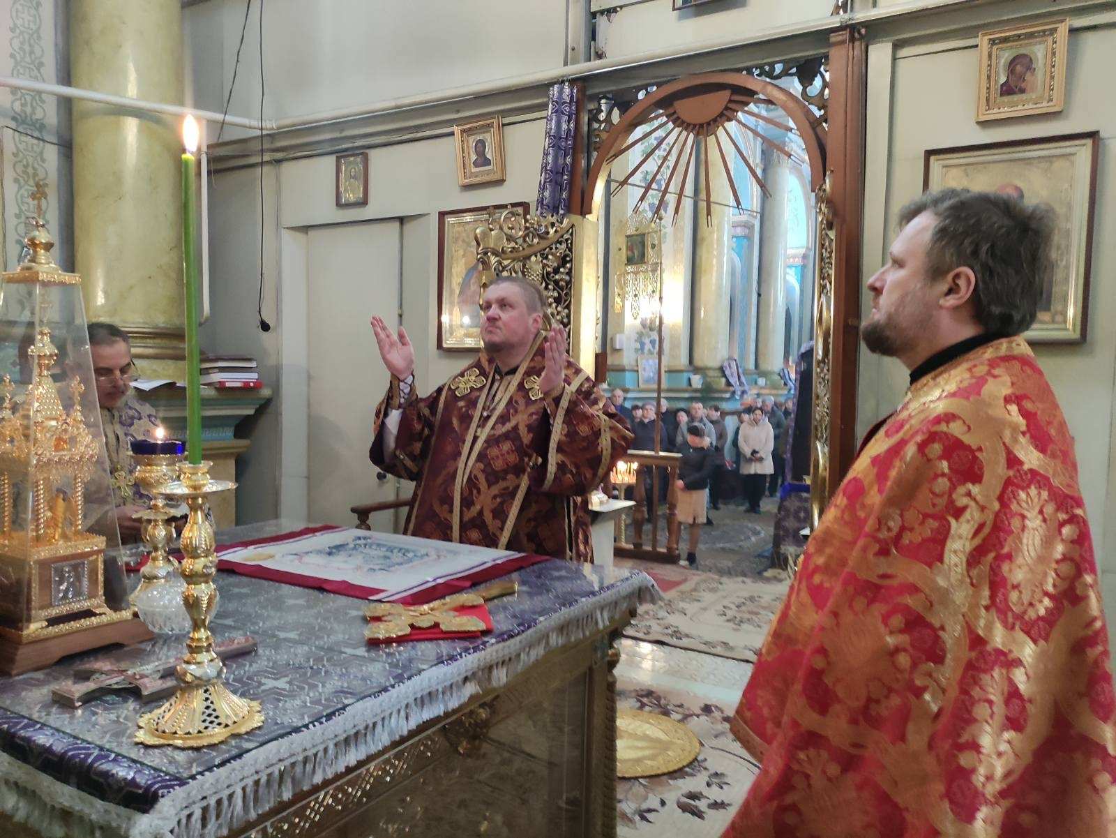 Архієрейське богослужіння у Неділю третю Великого посту Хрестопоклонну